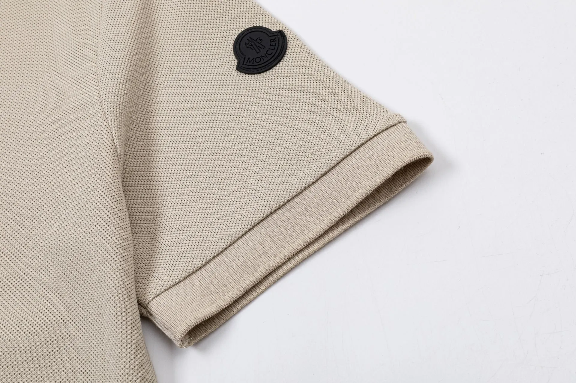 MONCLER POLO Polo  Polo ， 。 ​ ​ Classic Polo ， 。 ， 。 • • • • • ：Black Khaki Size：MLXLXXL